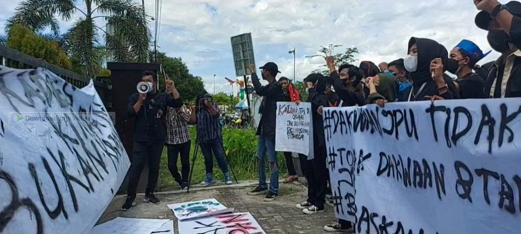 Aksi Solidaritas dari pemuda dan mahasiswa saat sidang ketiga kasus Kades Kinipan. Dok/AMAN Kalteng