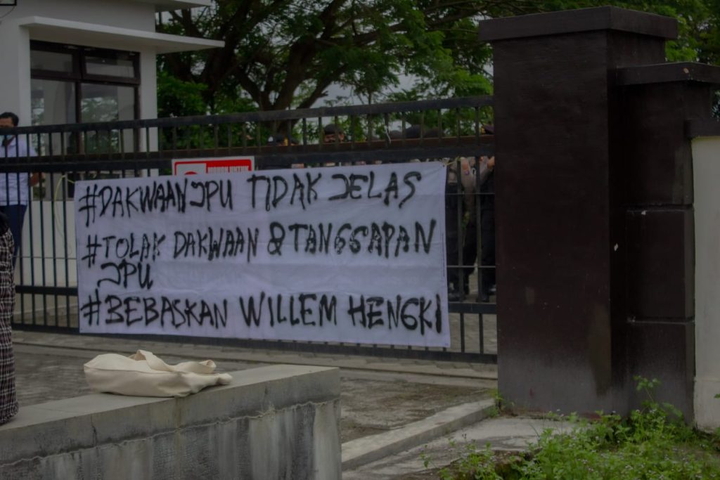 Tuntutan massa aksi saat sidang ke-lima kasus Kades Kinipan 07/03. Foto @AMANKalteng