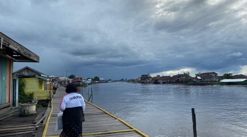 Pemandangan Sungai Arut dari Gertak Kelurahan Raja,