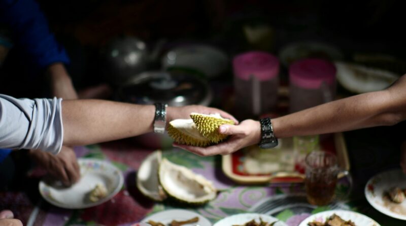 Menunggu Durian: Tradisi Masyarakat Dayak Desa Petak Bahandang yang Penuh Kehangatan