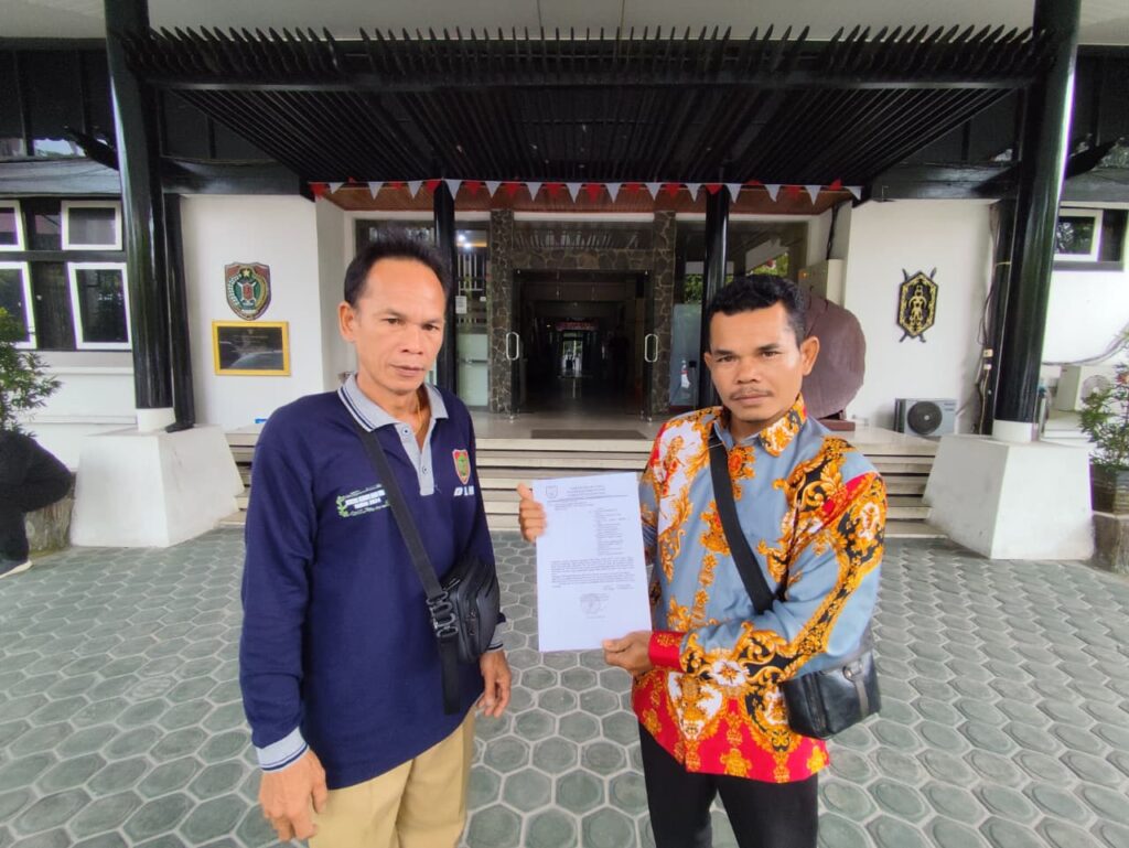 Perwakilan Masyarakat Adat Komunitas Masukih Mendatangi Kantor Dinas Kehutanan Provinsi Kalimantan Tengah, pada rabu, (8/10/2025)